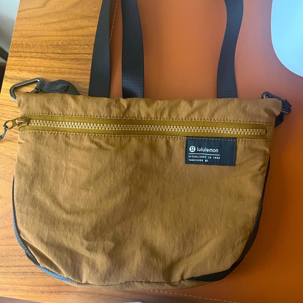 lululemon Clean Lines Crossbody Bag - Burnt Caramel/Black